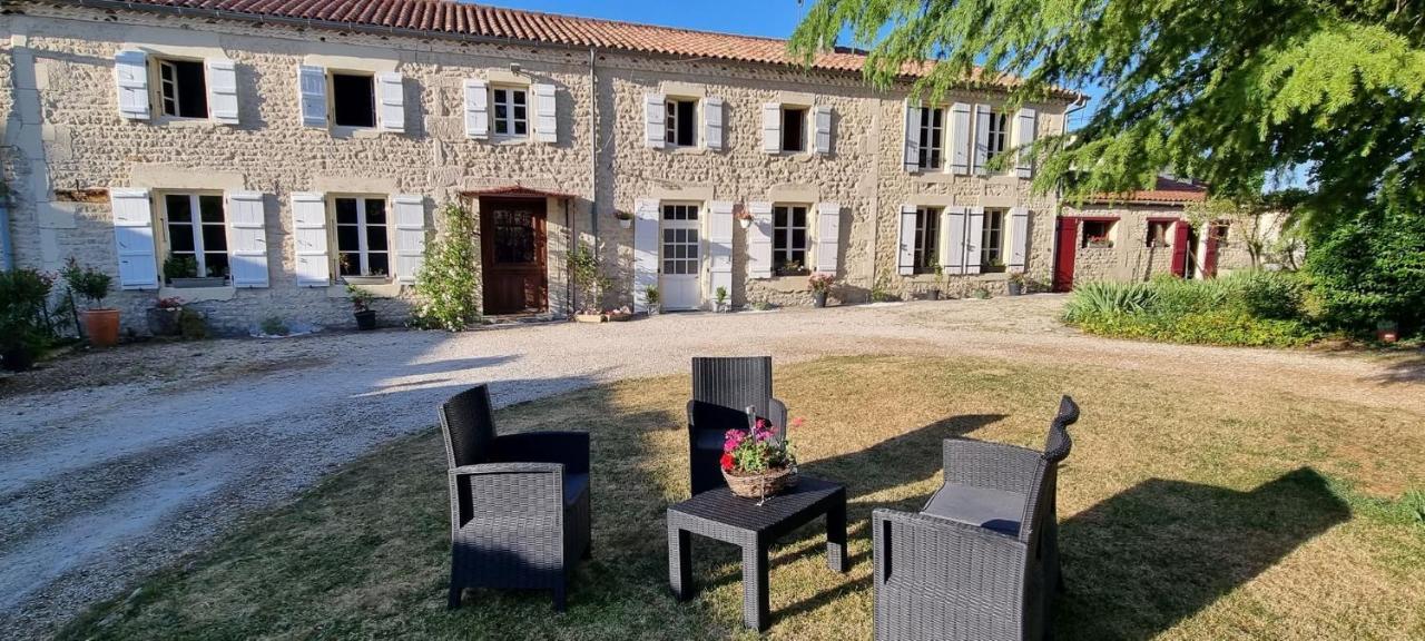Escale Au Clos Saint Martin De Juillers Gites Et Chambres D'Hotes Luaran gambar
