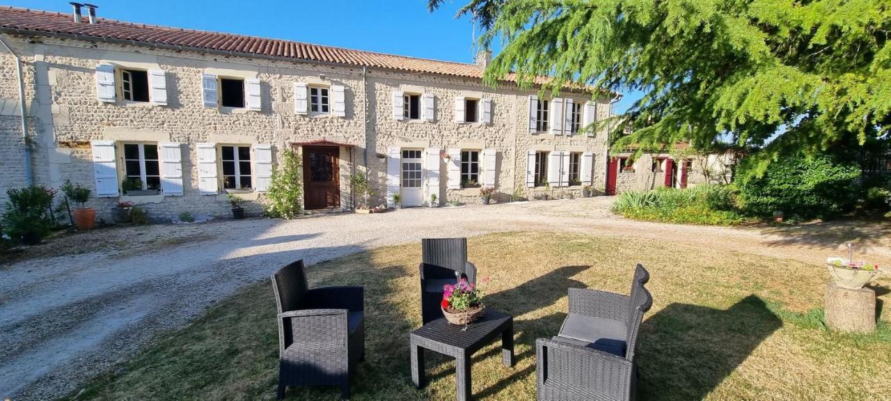 Escale Au Clos Saint Martin De Juillers Gites Et Chambres D'Hotes Luaran gambar