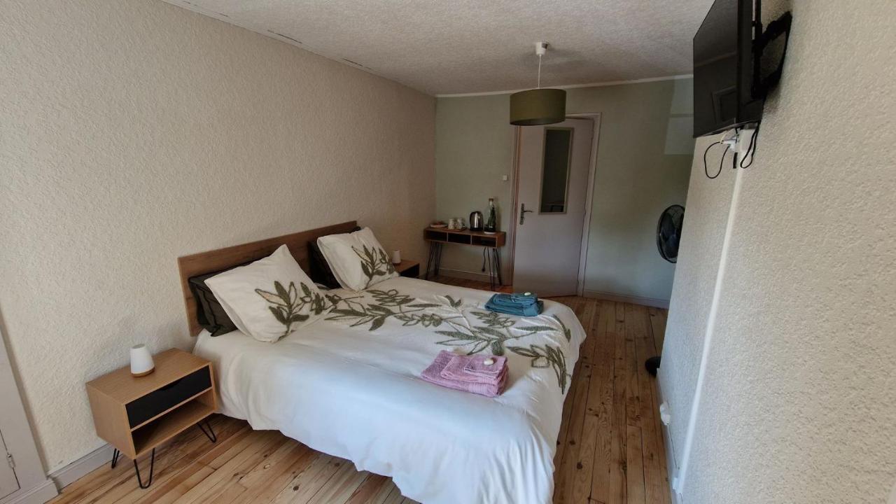 Escale Au Clos Saint Martin De Juillers Gites Et Chambres D'Hotes Luaran gambar