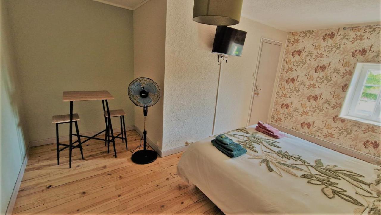 Escale Au Clos Saint Martin De Juillers Gites Et Chambres D'Hotes Luaran gambar