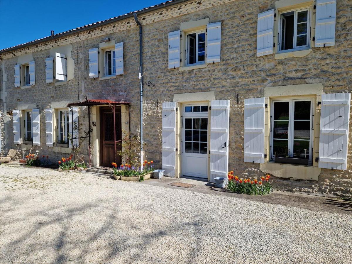 Escale Au Clos Saint Martin De Juillers Gites Et Chambres D'Hotes Luaran gambar