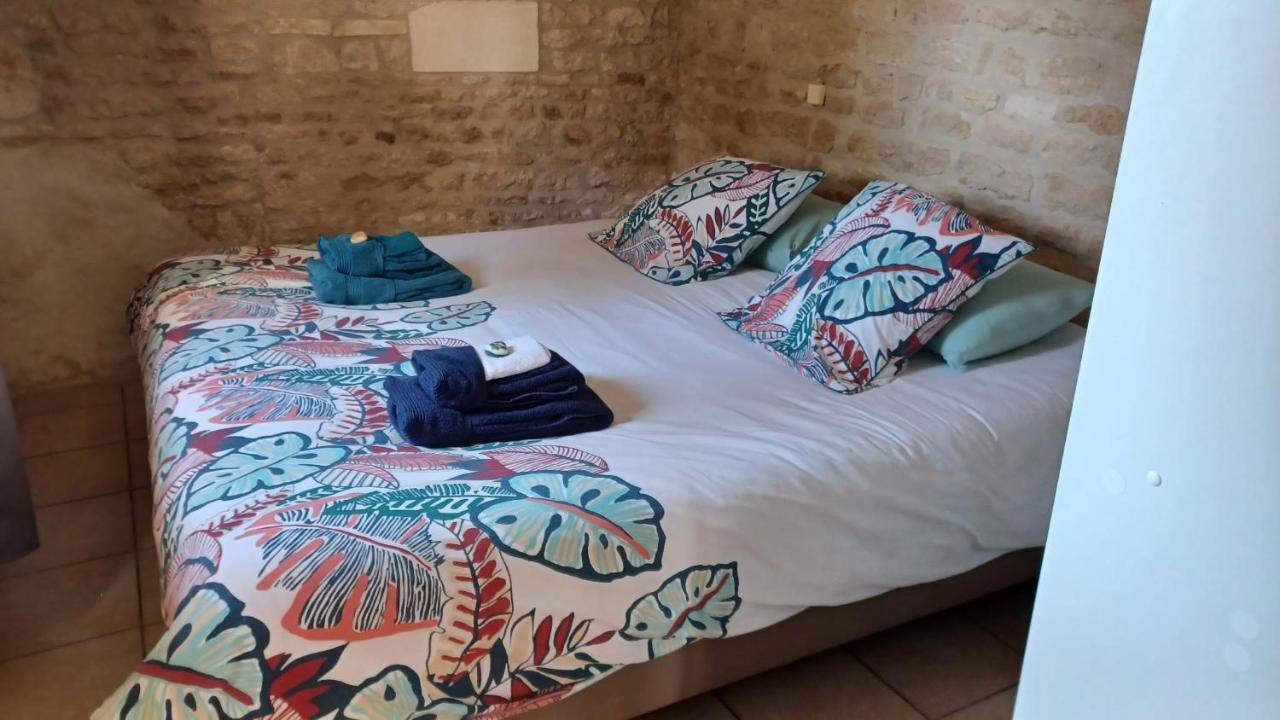 Escale Au Clos Saint Martin De Juillers Gites Et Chambres D'Hotes Luaran gambar