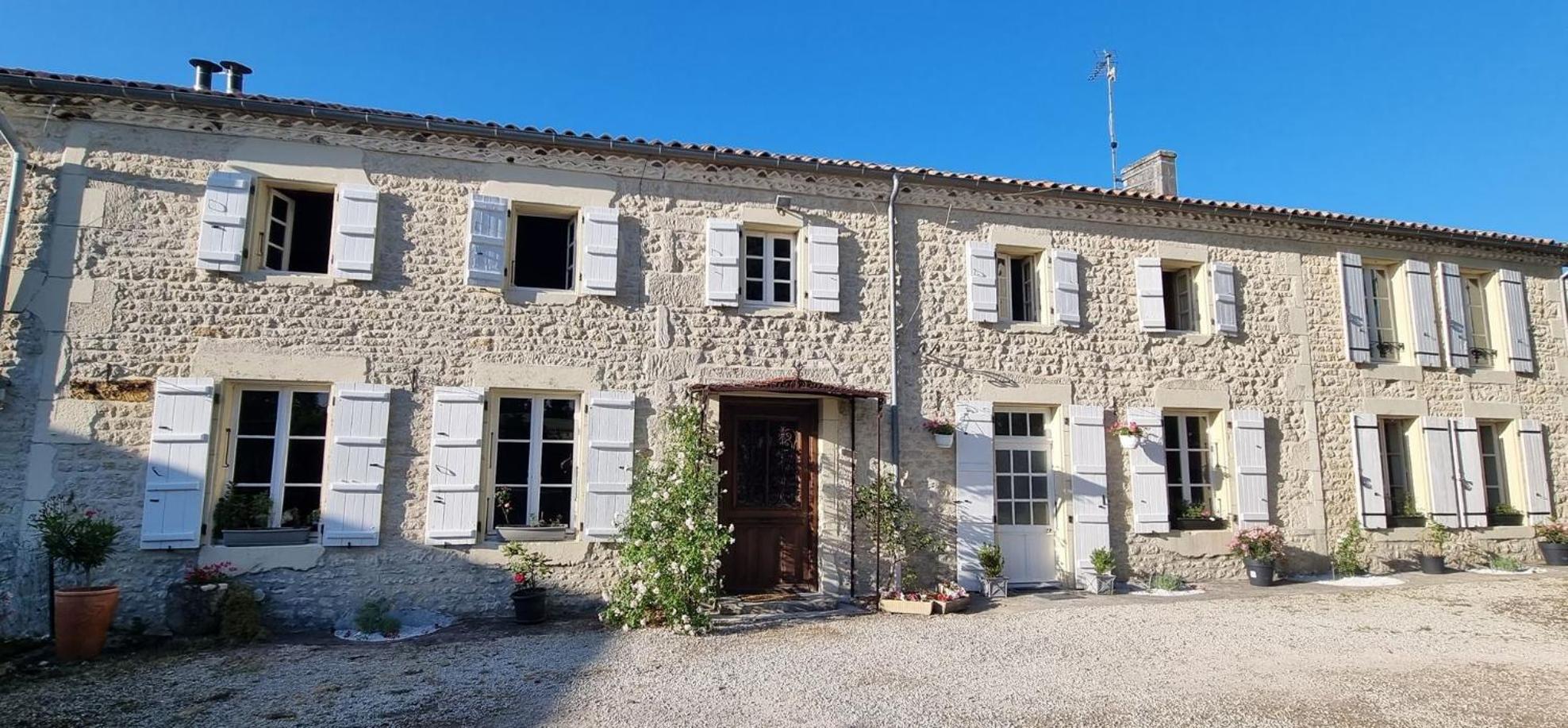 Escale Au Clos Saint Martin De Juillers Gites Et Chambres D'Hotes Luaran gambar