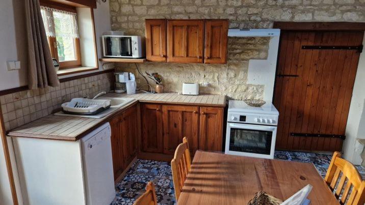 Escale Au Clos Saint Martin De Juillers Gites Et Chambres D'Hotes Luaran gambar