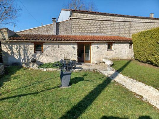 Escale Au Clos Saint Martin De Juillers Gites Et Chambres D'Hotes Luaran gambar