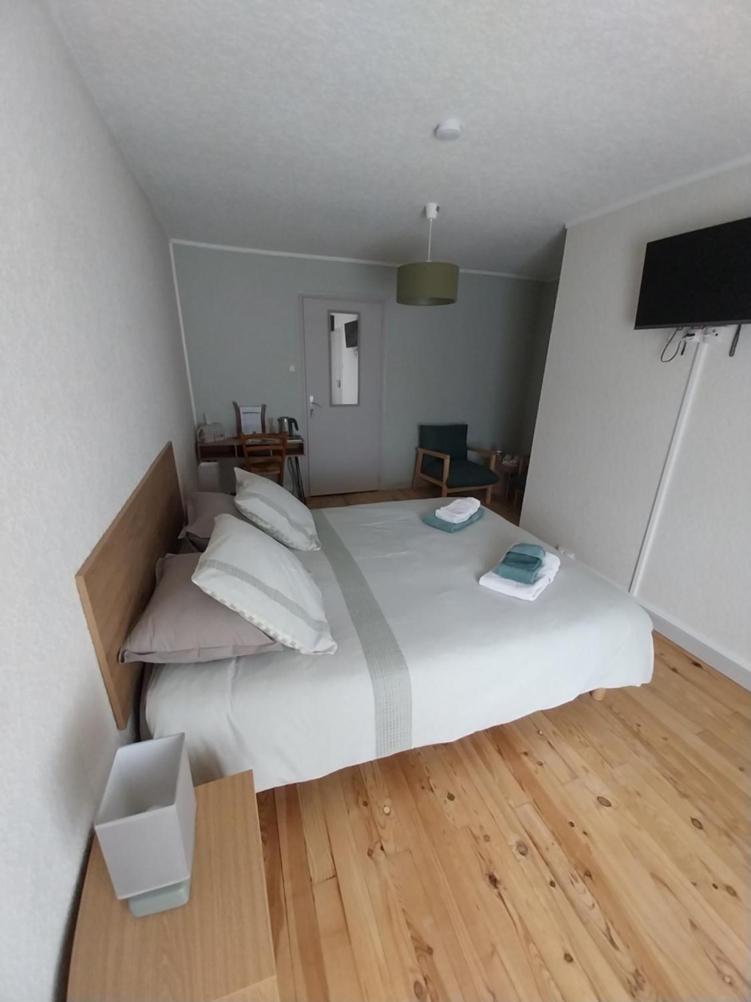 Escale Au Clos Saint Martin De Juillers Gites Et Chambres D'Hotes Luaran gambar